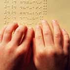 Mãos lendo Braille